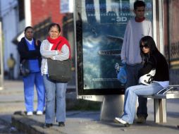 El frío ha sorprendido a los tapatíos, quienes han tenido que abrigarse. ARCHIVO  /