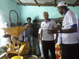 El antiguo miembro del Real Madrid visitó a grupo de mujeres que trabajan con máquinas abastecedoras de energía pra moler cereales. EFE  /