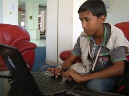 El niño habla con normalidad sobre las labores que ha desempeñado en medio del conflicto. EFE  /