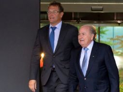 Presidente y secretario de la FIFA, Joseph Blatter (i) y Valcke (d), han conversado con Brasil para organizar Mundial de 2014. AP  /