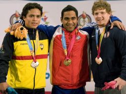 Iván Cambar (c), medalla de oro; José Ocando (i), medalla de plata y Chad Vaughn (d), medalla de bronce, celebran su victoria. EFE  /