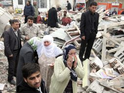 Socorristas pronostican que cientos de personas aún permanecen atrapadas bajo los escombros. EFE  /