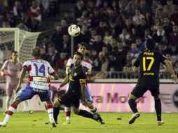 Diego Mainz (c-atrás) lanza el balón a Mikel Rico ante los jugadores de Barcelona Xavi Hernández (c-adelante)  Pedro Rodriguez (D). EFE  /