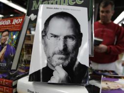 Ayer salió a la venta la biografía autorizada de Steve Jobs, días después de su muerte. AP  /