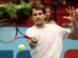 Tommy Haas regresa un pase a Juan Ignacio Chela durante el tornao de viena. REUTERS  /