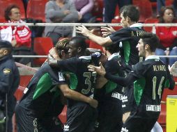 Los jugadores del Racing celebran el primer gol ante el Sevilla. EFE  /