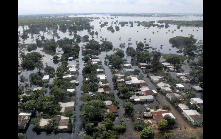 Las lluvias torrenciales que azotan en los últimos días a Tabasco mantienen incomunicadas a 660 localidades de esa Entidad. EFE  /