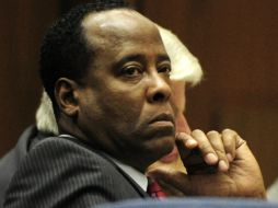 La defensa insiste en que el rey del pop incrementó su medicación cuando el doctor estaba ausente. EFE  /