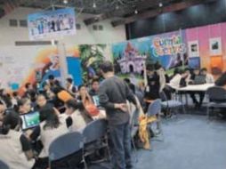 Voluntarios de las carreras de letras y de filosofía apoyan al desarrollo de habilidades lectoras en los niños.  /