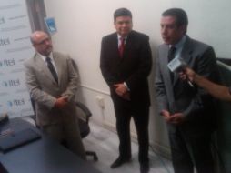 Miguel Castro Reynoso (traje negro), asistió a la sesión del Itei, donde se dio el fallo a su favor.  /