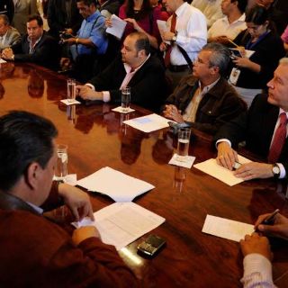 Llueven críticas a Fernando Guzmán