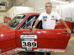 Xavier Lamadrid con su auto Ford Mustang.  /