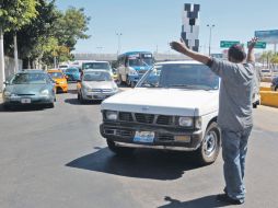 Ante la falta de agentes viales, un ciudadano improvisado orientó a los automotores desinformados.  /