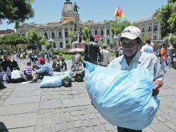 Indígenas bolivianos se retiran del Palacio de Gobierno de La Paz, Bolivia. EFE  /