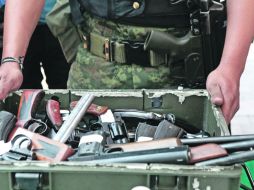 La ley actual está vigente desde 1995 y fue aprobada luego de que un hombre matara a 14 estudiantes. EL UNIVERSAL  /