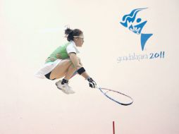 La racquetbolista potosina brinca para evitar el contacto con la pelota durante su duelo ante Rhonda Rajsich. NTX  /