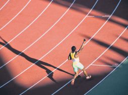 El jamaiquino Lerone Clarke celebra sobre el tartán del Estadio de Atletismo de Guadalajara.  /