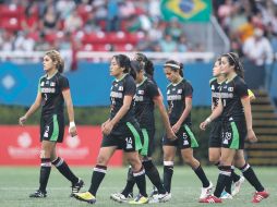 Jugadoras mexicanas abandonan cabizbajas la cancha del Estadio Omnilife, tras perder 1-0 con Brasil.  /
