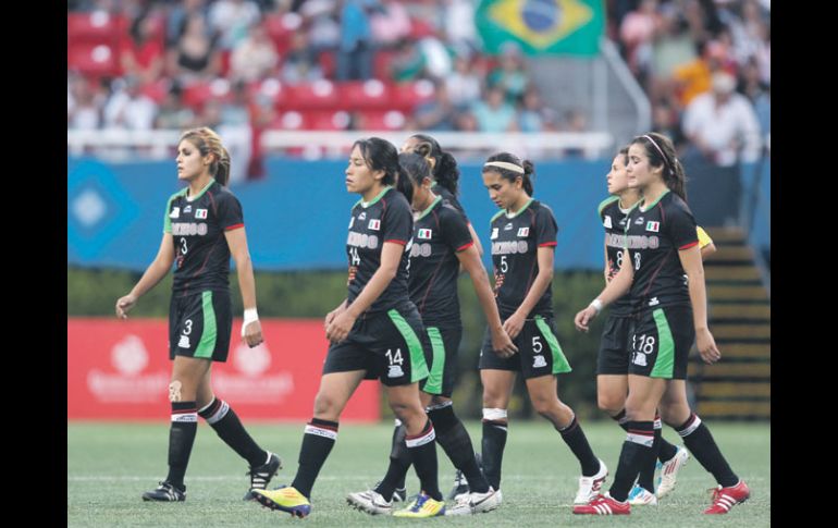 Jugadoras mexicanas abandonan cabizbajas la cancha del Estadio Omnilife, tras perder 1-0 con Brasil.  /