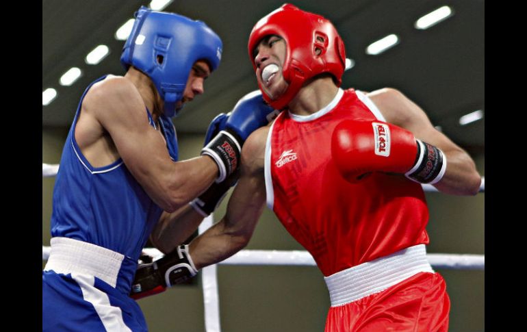 El cancunense, Joselito Velázquez (de rojo), peleando contra el colombiano Ceiver Ávila. MEXSPORT  /