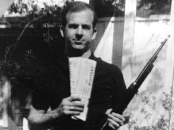 En su patio, Oswald posa con panfletos procomunistas y el rifle Mannlicher Carcano. Se discute la autenticidad de esta foto. ARCHIVO  /