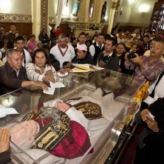 Reciben reliquias de Juan Pablo II fieles de Ameca