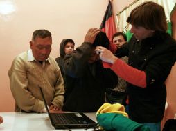 El primer 'cyborg' de la humanidad al llevar en la frente un ojo virtual, Neil Harbisson, visita hoy a un grupo de ciegos en Quito. EFE  /