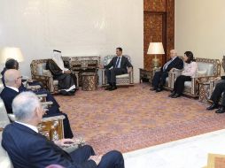Bashar Assad durante el encuentro que ha mantenido con una delegación de la Liga Árabe. EFE  /