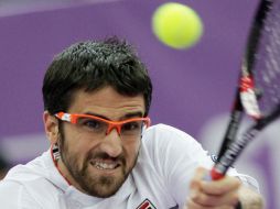 El tenista serbio, Janko Tipsarevic regresa la pelota a Olivier Rochus en el abierto de San Petersburgo. AP  /
