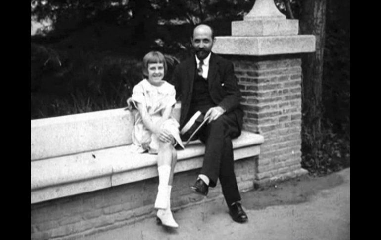 Las primeras imágenes en movimiento de Juan Ramón Jiménez y  la niña es Natalia Jiménez de Cossío, hija de Alberto Jiménez Fraud. EFE  /