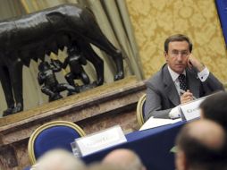 El diputado Claudio Barbaro y el diputado de la Liga , Fabio Rainieri (d) pelean después de que la liga pidiera a Fini dimitir. EFE  /