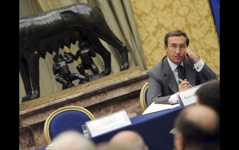 El diputado Claudio Barbaro y el diputado de la Liga , Fabio Rainieri (d) pelean después de que la liga pidiera a Fini dimitir. EFE  /