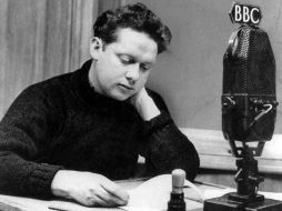 El último maldito, Dylan Thomas, creó guiones e hizo lecturas de sus poemas para la BBC de Londres. ESPECIAL  /