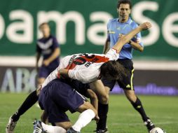 El centrocampista del Rayo Vallecano, Miguel Pérez 'Michu' (D), pelea un balón con un rival del Málaga. EFE  /