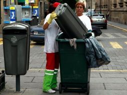 La cantidad recolección de basura de las papeleras de la ciudad, ronda las dos toneladas diarias. ARCHIVO  /