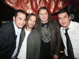 Aarón Mizrahi con Fher y Sergio Vallin de Maná.  /
