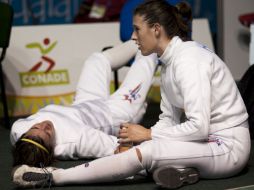 Kelley y Courtney descansan después de combatir en el torneo final. AFP  /