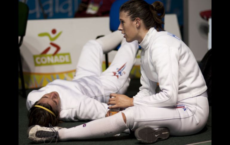 Kelley y Courtney descansan después de combatir en el torneo final. AFP  /