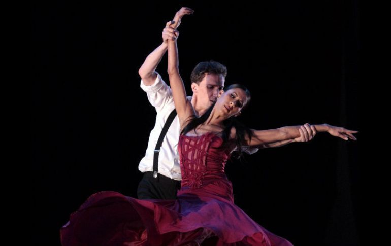 La pareja de Elisa Carrillo y Mikhael Kaninskin conquistó al público –casi un millar de personas– en el Teatro Degollado.  /