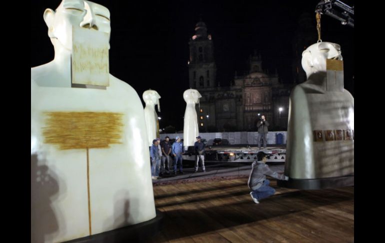 Los enormes guardianes de Rivelino fueron montados la noche del martes en el Zócalo capitalino. EL UNIVERSAL  /