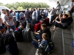 Autoridades informaron que de la isla Holbox se han trasladado 2 mil 600 habitantes y 200 turistas. EFE  /