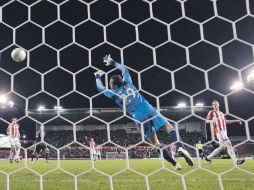 El uruguayo Luis Suárez (der.)  anotó los dos goles con los que Liverpool venció al Stoke City.  /