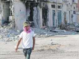 Un hombre camina por una de las zonas más afectadas de Sirte. REUTERS  /