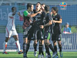 Oribe Peralta (9) celebra una de sus tres anotaciones, en la victoria de México sobre Costa Rica. MEXSPORT  /