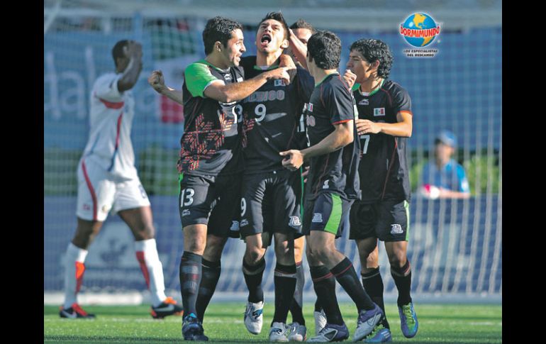 Oribe Peralta (9) celebra una de sus tres anotaciones, en la victoria de México sobre Costa Rica. MEXSPORT  /