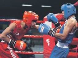 El cubano Robeisy Ramírez (izq.) intercambia golpes con el mexicano Braulio Ávila (der.), durante la jornada de ayer. EFE  /