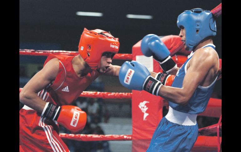El cubano Robeisy Ramírez (izq.) intercambia golpes con el mexicano Braulio Ávila (der.), durante la jornada de ayer. EFE  /