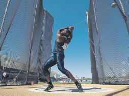 Kibwe Johnson se prepara para lanzar el martillo. AFP  /