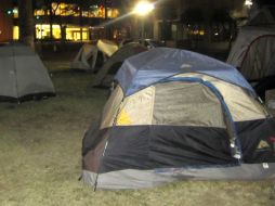 Los indignados han acampado frente al recinto religioso desde el 15 de octubre. EFE  /