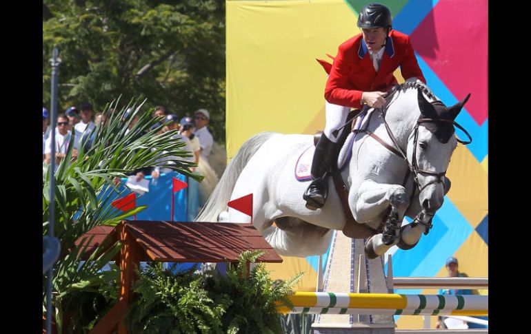 McLain y su caballo, Antares F, lideran la competencia ecuestre en el Country Club.  /